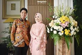 Model baju couple yang tersedia juga begitu beragam, mulai dari kaos, kemeja, batik, dan masih banyak lagi. 41 Konsep Terpopuler Baju Couple Lamaran