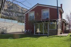 Cuenta con una cocina industrial y un amplio comedor lo que la hacen el lugar idóneo para unas jornadas gastronómicas. Casas Rurales En Soria