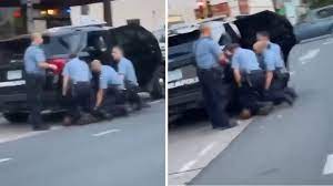 The killing of george floyd by police officer derek chauvin led to calls to reform police departments nationwide and to criticism of systemic racism. George Floyd Video Zeigt Zweite Perspektive Und Drei Kniende Polizisten Stern De