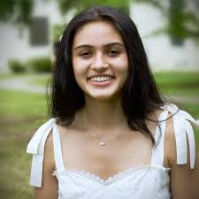 Tara Mott's Instagram, Twitter & Facebook