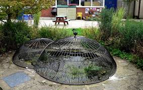 Gartenteich Kindersicher Machen Mobiles Gitter Abdeckung Rund Schones Design Gartenteich Teichabdeckungen Kleiner Gartenteich