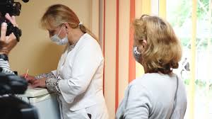 2 дозы с интервалом 21 день. Hersonshina Otrimala Vakcinu Comirnaty Proti Covid 19 Virobnictva Pfizer Biontech Youtube