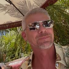 What shops are available for lease or purchase in the Osage Beach/Camdenton  area with at least two 14ft bays and utilities?