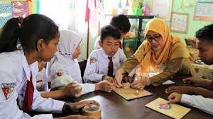 Sahabat operator sekolah jenjang paud, pendidikan dasar ataupun pendidikan menengah yang berbahagia…. Membangun Karakter Siswa Guru Dapat Lakukan 7 Hal Berikut Siedoo