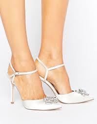 I sandali con tacco altissimo e cinturini metallizzati e scintillanti o in pelle scamosciata di lusso esalteranno il tuo outfit per una serata fuori. Discover Fashion Online Scarpe Da Matrimonio Tacchi Alti Tacchi Da Sposa