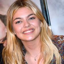 Louane lors d'une interview pour prbk. Louane En Couple Avec Le Chanteur Navii L Amour En Toute Discretion Elle