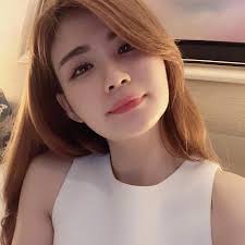 🌴 女孩子哪有什么退路父母不是退路嫁人更不是退路只有卡里的余额和手上的资源才是自己的底气💓