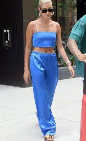 — sharing the best of @haileybieber — all photos are credited however, if it's mistaken or it's your photo. Get The Look Hailey Bieber Inspired