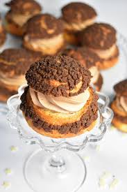 Des Choux Craquelin Gourmands Avec Une Ganache Montee Au Chocolat Au Lait Et Un Craquelin Croustillant Au Cacao Un Des Chou Au Chocolat Alimentation Craquelin