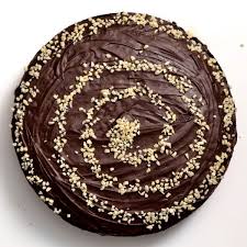Eine kastenform einfetten und den teig hineinfüllen. Offene Schoko Bananen Torte Mit Mandeln Veganer Geburtstagskuchen Herbs Chocolate