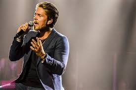Wanneer 'leef' klinkt, wordt het glas geheven en de daad bij het woord gevoegd. Extra Concert Voor Andre Hazes In De Lotto Arena Entertainment Today