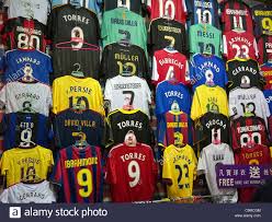 Welcome to the official facebook fan page of the premier league. Premier League Trikots Auf Dem Display Zum Verkauf An Ein Nachtmarkt In Mong Kok Hong Kong Stockfotografie Alamy