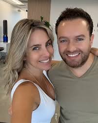 Mañana de miércoles con @danielhairdesign consintiéndome a pesar de que  siempre ando apurada 🫣 y hoy más porque después tenía que grabar 3  episodios del podcast #elijoserfeliz ❤️, Gracias mi Dani por ...