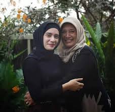 Jun 10, 2021 · seperti yang diketahui, sebelum menikah dengan ifan seventeen, citra monica telah memiliki seorang putri bernama safa ricci amanda, dari hasil pernikahannya sebelumnya. 10 Potret Elegan Putri Anne Dengan Hijab Hitam Adem