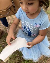 Kid throws away $100 note 💰😳