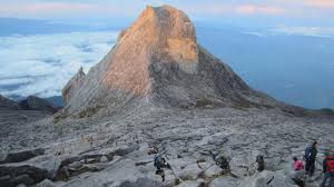 Gunung hkakabo razi merupakan gunung yang terletak di negara myanmar dan menjadi gunung tertinggi di wilayah asia tenggara. Gunung Kinabalu Ini Tawaran Mendaki Di Gunung Tertinggi Pulau Kalimantan Cocok Untuk Pemula Tribun Travel