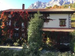 Esta casa rural ubicada en pleno parque nacional picos de europa es una opción excelente para disfrutar de unas vacaciones con los niños en contacto directo. Hotel Rural Picos De Europa Espana Posada De Valdeon Booking Com