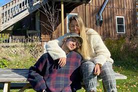 Jeremy zucker told apple music about writing emily with chelsea cutler, we had both been in very dysfunctional relationships—and it's not a specific story, and emily isn't a specific person, but we ended up using the name. Jeremy Zucker Chelsea Cutler Release New Song This Is How You Fall In Love Pm Studio World Wide Music News