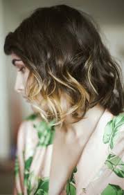 Ricordate anche che di norma per poter eliminare le doppie punte (tra le cause principali del crespo) è sufficiente . Capelli Crespi I Tagli E Le Pettinature Per Gestirli Senza Impazzire Hair Styles Short Wavy Hair Long Hair Styles