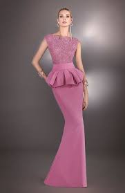 Hannibal laguna nos presenta una sucesión de elegantes vestidos de tarde y noche, con contornos delineados con formas sinuosas y aparentemente sencillas. The Fashion Dish Hannibal Laguna Atelier Fiesta 2017 Collection