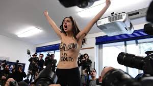 Streit um Lampedusa-Flüchtlinge: Nackte Femen-Aktivistinnen attackieren  Olaf Scholz | STERN.de