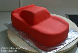 Zur Perfekten Geburtstagsfeier Gehort Der Passende Geburtstagskuchen Und Wenn Es Sich Dabei Um Einen Kindergeb Lightning Mcqueen Torte Cars Kuchen Kindertorte