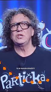 Jak to vypadá, když se rodiče obětují pro děti a chtějí jim za všech  okolností splnit jejich sny? A proč se z Marty Jandové stala mořská panna a  z Noida mořský panic? |