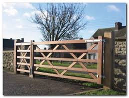 50 Classic Wooden Gates Will Make Your Home Look Great The Urban Interior Wooden Gate Designs Farm Gates Entrance Farm Gate