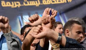 منع أو حظر التجوال هو حظر حركة الناس في سكك منطقة ما أو بلد لظروف استثنائية والتي تكون عادةً ضمن مدى زمني معين؛ كأن يفرض على سبيل المثال حظر التجوال من بعد المغرب إلى بعد الفجر. Qq F3byye Ngom