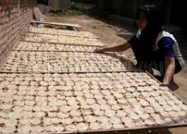 Ketika kondisi tubuh sedang lelah atau tidak bersemangat, cobalah untuk mengkonsumsi emping atau camilan yang terbuat dari melinjo. Emping Uhuyy Kami Akan Melayani Anda Dengan Senyuman