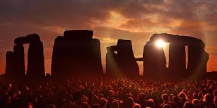 A nyári napforduló a csillagászati nyár kezdetét jelenti, ezernyi szokás kapcsolódik hozzá, megünneplésének ismét reneszánsza van. Milliok Unnepeltek A Nyari Napfordulo Csodajat A Stonehenge Nel