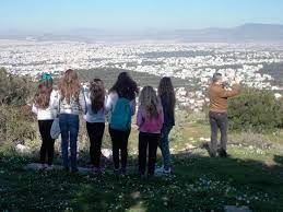 Πρόκειται για ένα συναρπαστικό ταξίδι μέχρι τα σύνορα του ορατού σύμπαντος, μέσα από μοναδικές έγχρωμες φωτογραφίες με τα τηλεσκόπια και τις ψηφιακές αστρονομικές κάμερες του αστεροσκοπείου του σκίνακα στoν. Episkepsh Sto E8niko Asteroskopeio A8hnwn 44o 152o Dhmotika Sxoleia A8hnwn