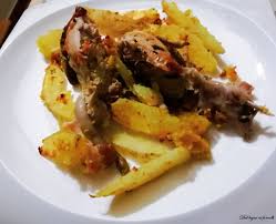 Avvolgete bene le quaglie nelle fette di pancetta e fatele saltare in padella, rosolandole perfettamente. Quaglie Ripiene Al Forno Con Patate A Barchetta Croccanti Dal Cuore Morbido