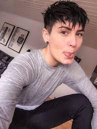 We asked lesbians stevie boebi, saara aalto, abi mcintosh, scarlet pestell and amy ashenden to share their answers to the most ridiculous questions they. Short Lesbian Haircuts For Round Faces Photos Lesbian Haircut Lesbian Hair Androgynous Haircut