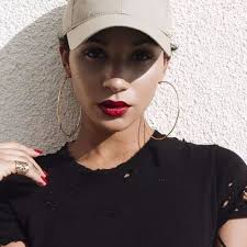 Boucles D Oreilles Creoles Dorees Parfaites Pour Chic Ser Un Look Streetwear Decouvrez Une Grande Selecti Boucle D Oreille Boucles Boucles D Oreilles Creoles