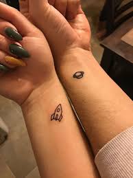 Amor Y Tinta Tatuajes Pequenos Para Parejas Locamente Enamoradas Tatuaje De Cohetes Disenos De Tatuaje Para Parejas Tatuaje De Planetas