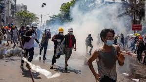 Nhằm giải tán cuộc biểu tình hôm thứ tư, cảnh sát myanmar đã bắn đạn thật, đạn cao su và hơi cay. Jfbpquqgyvph7m