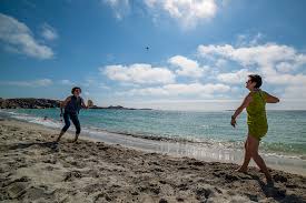 It is southwest of the town of haugesund in the traditional district of haugaland. Strender Sandhaaland No