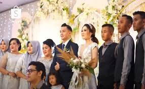 Kalaupun kabar pindah agama salah satunya tidak terekspose, itu memang hak pribadi mereka. Dory Harsa Diledek Murtad Saat Nikahi Nella Karisma Begini Reaksinya