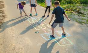 Anima a tu hijo a jugar con sus amigos a estos 10 juegos para que los niños jueguen en grupos. Juego De La Rayuela Como Jugar Con Los Ninos