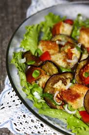 Cu cat sunt taiate mai fin vinetele, cu atat va fi mai fina va fi salata. Salata Cu Vinete Prajite Rosii Si Usturoi Verde Cat S Kitchen