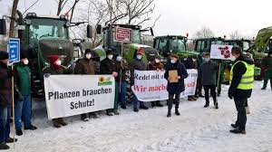 Protestieren translated between german and english including synonyms, definitions, and related words. Berlin Und Brandenburg Bauern Protestieren Gegen Striktere Auflagen Beim Insektenschutz Rbb24