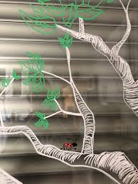 Kreidemarker Fruhling Baum Fenster Schmetterling Fensterbilder Kinderzimmer Fensterbilder Fenstergestaltung