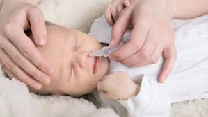 Les lavages nasaux avec de l'eau salée (de type eau de mer ou sérum physiologique) sont recommandés pour maintenir une bonne hydratation et faciliter le nettoyage de la cavité nasale. Comment Bien Laver Le Nez De Bebe Doctissimo