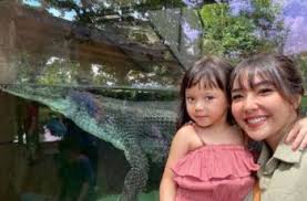 Scegli tra immagini premium su kebun binatang della migliore sfoglia 137 kebun binatang fotografie stock e immagini disponibili, o avvia una nuova ricerca per scoprire altre fotografie stock e immagini. Berani Banget Gempi Selfie Bareng Buaya Di Kebun Binatang Guideku Com