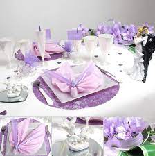 Déco des tables du mariage blanc lilas/lavande qui peuvent être agrémentées de lanternes. Une Table Toute En Distinction Pour En Mariage En Blanc Table Mariage Table Mariage Blanche Mariage Blanc