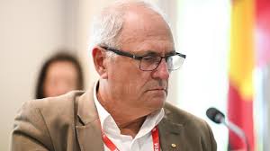 Ex-Treasury boss Ken Henry says 'mind boggles' over axing of carbon tax