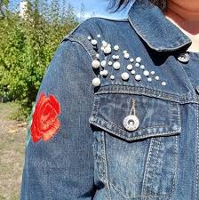 Veste En Jean Rock Custom By Maison B Avec Des Perles Et Une Rose Rouge Brodee Main Denim Jacket Fashion Jackets