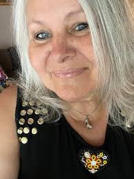 Eva Newell's Instagram, Twitter & Facebook