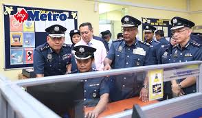 Datuk abdul latif abdul kadir hari ini dilantik sebagai ketua pengarah jabatan kastam diraja malaysia yang baharu, menggantikan datuk seri paddy abd halim. Jkdm Skmm Akan Jalin Kerjasama